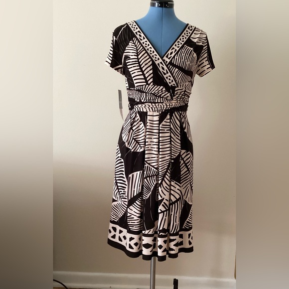 Studio I Dresses & Skirts - Studio I Petite Size 4 polyester print slip-on dress NWT